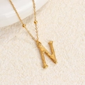 Collar de acero de titanio dorado con colgante de letra N texturizado y cadena fina - Oro N