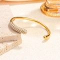Brazalete dorado en forma de C con punta redondeada e incrustaciones de perlas - Perla Dorada