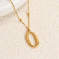 Collar de acero de titanio dorado con colgante letra O texturizado y cadena de bolas - Oro O