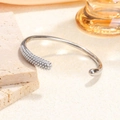 Brazalete abierto de acero plateado 18K con bola lisa y racimo de perlas blancas finas - Perla Color Acero