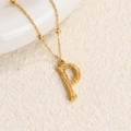 Collar de acero de titanio dorado con colgante letra P texturizada y cadena de cuentas - Oro P