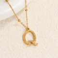 Collar de acero de titanio dorado con un colgante de letra Q mayúscula martillada - Oro Q