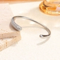 Zilveren roestvrijstalen open armband met zirkonia pavé en bolvormig detail - Witte Zirkonia Staalkleur