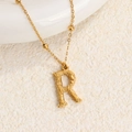Collar con colgante de letra R dorada texturizada y cadena de cuentas elegante - Oro R