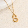 Collar de acero de titanio dorado con colgante letra S texturizada y cadena fina - Oro S