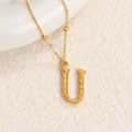 Collar de acero de titanio dorado con colgante de letra U texturizada y cuentas pequeñas - Oro U