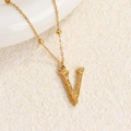 Collar de acero de titanio dorado con colgante de letra V texturizado y cuentas - Oro V