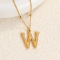 Collar de acero de titanio dorado con colgante de letra W texturizado y cadena estilo O - Oro W