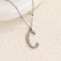 Collar minimalista de acero de titanio plateado con colgante de letra C texturizado y perlas - Color Acero C