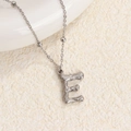 Collar de acero de titanio con colgante de letra E plateado y textura de lava fina - Color Acero E