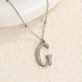 Collar de acero de titanio con colgante de letra G texturizado y cadena fina - Color Acero G