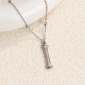 Collar de acero de titanio plateado con colgante de letra I con relieve y cadena - Color Acero I