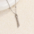 Collar minimalista de acero de titanio con colgante de letra texturizada para mujer - Color Acero J