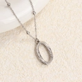 Collar de acero de titanio con colgante letra O texturizada en una cadena de cuentas - Color Acero O