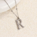 Collar con colgante letra R plateado con textura de metal fundido irregular - Color Acero R