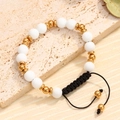 Pulsera artesanal de cuentas blancas con espaciadores de metal dorado pulido - Estilo de Cuenta Blanca