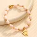 Pulsera de cuarzo rosa con detalles dorados y colgante de mano en bandeja cerámica - Estilo Mano de Fátima (03)