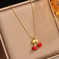Collar de lujo dorado con colgante de cereza roja sobre caja de seda champán - Collar de Cereza