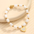 Elegante pulsera de cuentas blancas con detalles dorados y colgante de corazón - Estilo Corazón de Diamantes (02)