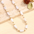 Collar de perlas barrocas en forma de gota con detalles dorados sobre fondo de piedra natural - Estilo 01 Collar