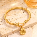 Brazalete de cable dorado con cierre en U y colgante de caracola náutica en espiral - Caracola