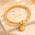 Brazalete de cuerda trenzada bañada en oro 18k con colgante de concha marina - Concha