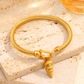Elegante pulsera de cordón trenzado de oro de 18k con colgante de caracola y cierre en U - Nautilo
