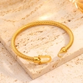 Brazalete trenzado bañado en oro de 18k con hebilla de herradura y colgante romano - Hebilla de Morseto