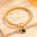 Brazalete dorado de cable trenzado con colgante cuadrado de piedra negra y números romanos - Números Romanos Dorado