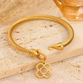 Brazalete de cuerda dorada trenzada con gancho en U y colgante de trébol fino - Flor de Cuatro Pétalos