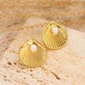 Orecchini a perno a conchiglia dorati con perle bianche su una lastra di pietra - Forma di Conchiglia (101107)