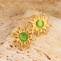 Boucles d'oreilles soleil minimalistes dorées avec une pierre œil de chat verte au centre - Style Fleur de Soleil Oeil de Chat Vert (30)