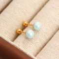Pendientes de acero de titanio con perlas azul claro y cierres de rosca en tono dorado - Azul