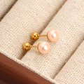 Orecchini di perle rosa con chiusura a vite dorata in un astuccio di lino beige - Champagne
