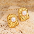 Boucles d'oreilles vintage en or avec texture métallique et perles blanches centrales - Style Perle Or Texture Lave (21)