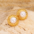 Pendientes dorados vintage con bordes texturizados e incrustación de perla - 02 Estilo Perla Artificial