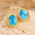 Boucles d'oreilles vintage dorées avec incrustation ovale bleue sur fond de pierre beige - Style Oval Bleu Éclatant Texture Rayonnante (11)