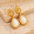Boucles d'oreilles dorées rétro avec résine perle sur pierre de travertin - Style Pendentif Goutte Blanc Perle Texture Lave (33)