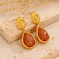 Boucles d'oreilles vintage en or avec pierre d'ambre sur surface en pierre beige - Style Pendentif Goutte Ambre Orange Brun (35)