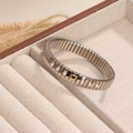 Pulsera elástica de acero plateado con un corazón dorado y perlas blancas finas - Estilo de Corazón de Perlas / Bicolor (Oro y Plata)