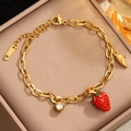 Pulsera de cadena de acero dorado con dijes de fresa roja y circonita brillante - Estilo Fresa (Con Strass)