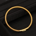 Brazalete de acero inoxidable dorado con diseño de cable trenzado y cierre pulido fino - Dorado