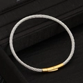 Brazalete minimalista de alambre de acero trenzado con detalles dorados en acabado plata - Plateado Dorado Bicolor