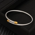 Brazalete abierto de cable trenzado plateado con terminales dorados para mujer - Plata + Dorado