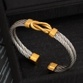 Brazalete de cable plateado trenzado con nudo dorado central y extremos metálicos cuadrados - Plateado Dorado Bicolor