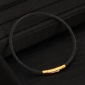 Brazalete minimalista de cable de acero negro con cierre dorado pulido para mujer - Negro+Oro