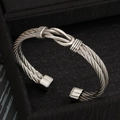Brazalete de acero inoxidable trenzado con nudo náutico y diseño abierto para hombre - Color acero