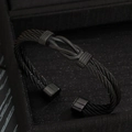 Brazalete rígido de cable trenzado negro para hombre con diseño de nudo central - Negro