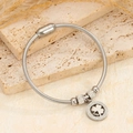Pulsera de cadena de serpiente plateada con cierre magnético y colgante de trébol - Flor de cuatro pétalos color acero