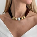 Bruine fluwelen choker met gouden metalen kralen en een grote witte parel in het midden - Donkerbruin (7557)